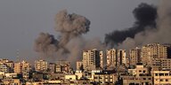 Rauch am Himmel über der Skyline von Gaza City