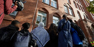 Schüler versammeln sich nach dem Unterricht vor dem Ernst-Abbe-Gymnasium im Berliner Stadtteil Neukölln, eine mit Palästinensertuch um die Schultern