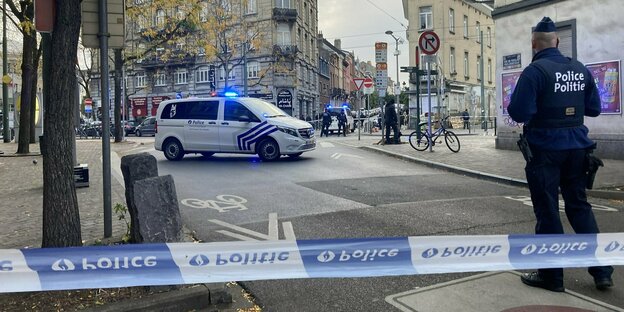 Absperrband und ein Polizist in Brüssel