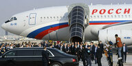 Russisches Flugzeug in China mit mehreren Menschen davor. Der russische Präsident Putin steigt aus dem Flugzeug.