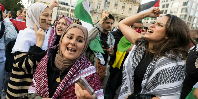 Demonstration mit Flaggen.