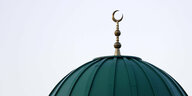 Dach einer Moschee mit sichelförmigem Halbmond