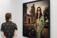 Blick in den Ausstellungsraum mit zwei Bildern Cindy Shermans