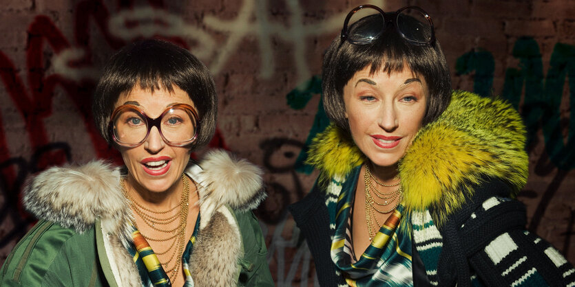 Cindy Sherman gleich doppelt im Bild, in bunte Parkas gekleidet