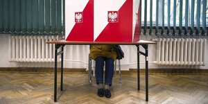 Eine Frau in einer Wahlkabine in Warschau