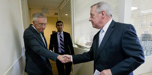 Die US-Demokraten Harry Reid und Richard Durbin schütteln Hände