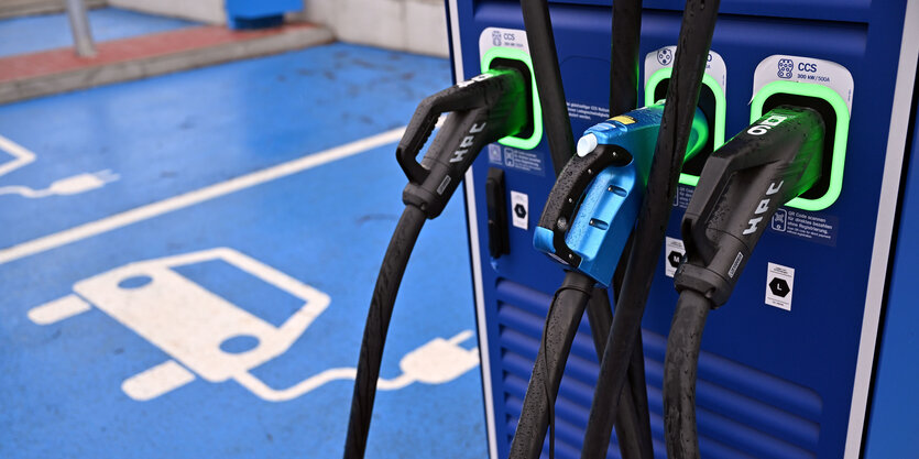 Das Foto zeigt eine Ladesäule für E-Autos in einem Parkhaus