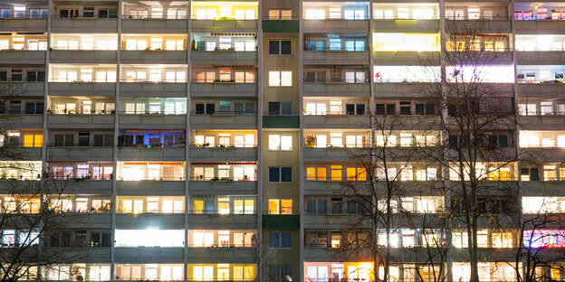 Berliner Plattenbau mit erleuchteten Fenstern