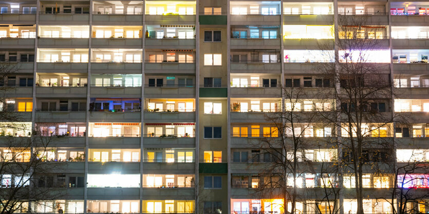 Berliner Plattenbau mit erleuchteten Fenstern