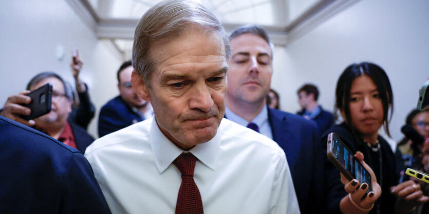 Jim Jordan spircht am Dienstag im Capitol in die Handys von Reporterinnen auf dem Weg in sein Büro.