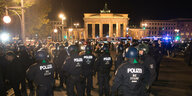 Palästinenser sowie deren Unterstützer streiten sich mit der Polizei vor dem Brandenburger Tor.