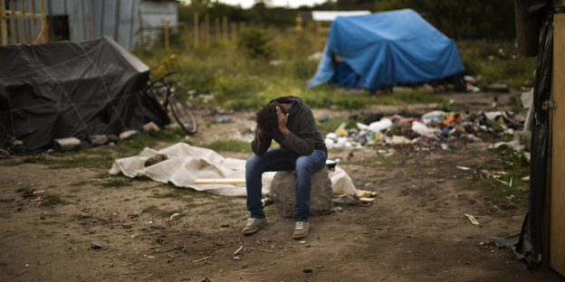 Flüchtling in einem Camp nahe Calais