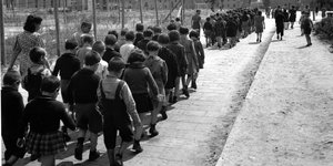Kinder in einem Berliner Lager für Displaced Persons auf dem Weg zum Mittagessen