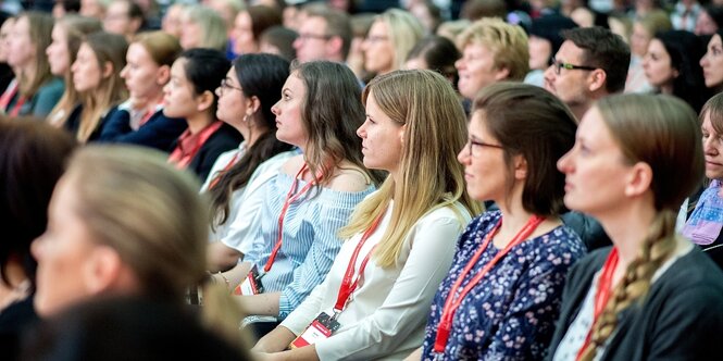 Publikum sitzt beim Karrierekongress "WomenPower"