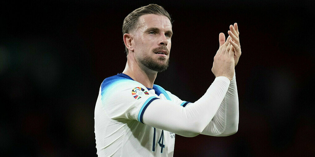 Jordan Henderson klatscht in Richtung Publikum