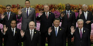 In Peking präsentieren sich Staats- und Regierungschefs auf einem offiziellen Foto mit erhobener rechter Hand: In der Mitte sind Wladimir Putin, Xi Jinping und in der Reiehe dahiner Wirktor Orban.
