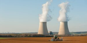 Kühltürme eines Atomkraftwerks in Frankreich