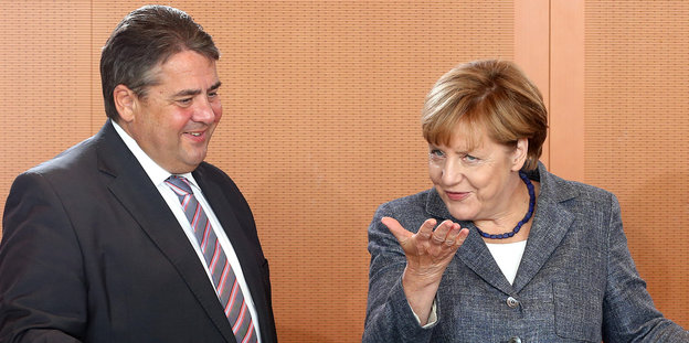 Wirtschaftsminister Sigmar Gabriel und Kanzlerin Angela Merkel unterhalten sich auf der Kabinettsrunde.