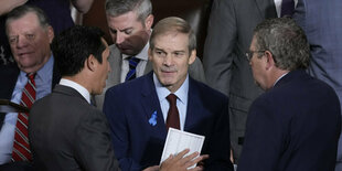 Jim Jordan steht mit anderen Männern zusammen