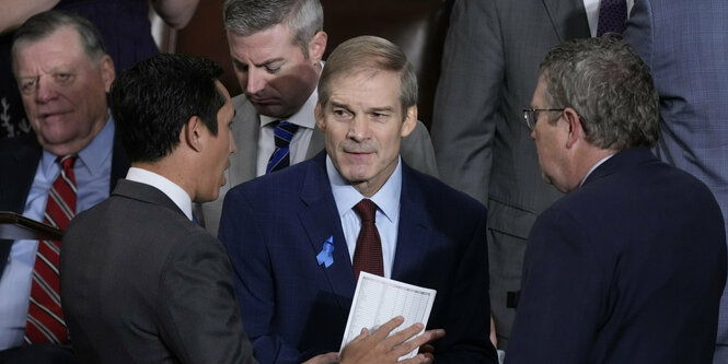 Jim Jordan steht mit anderen Männern zusammen