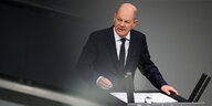 Bundeskanzler Olaf Scholz spricht am Rednerpult im Bundestag bei seiner Regierungserklärung