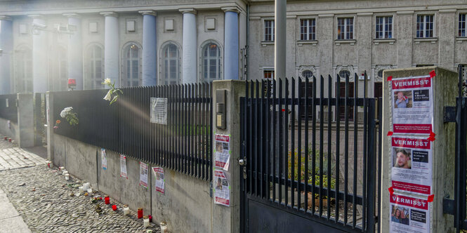 Suchplakate für von der Hamas Verschleppte vor der Jüdischen Synagoge