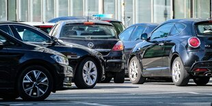 Viele große schwarze Autos