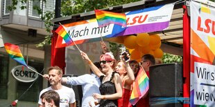 Menschen mit Fahnen bei einem CSD