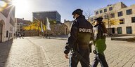 Polizist und Polizistin auf dem Sankt-Jakobs-Platz in München