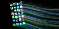 Die leuchtenden Icons von Apps auf dem Display eines Smartphones, die Apps zeigen eine Leuchtspur