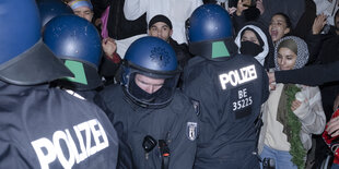 Polizisten auf einer Demonstration.