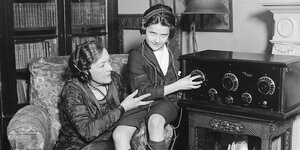 Historische Aufnahme von Radiohörern
