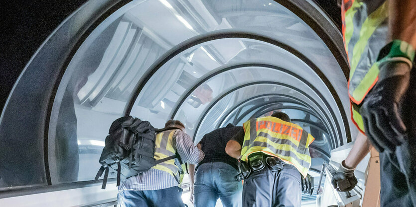 Das Bild zeigt eine Abschiebung an einem Flughafen.