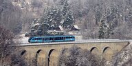 Eien Arriva-Bahn in tschechischer Schneelandschaft