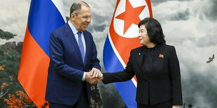 Sergej Lawrow ergreift am Donnerstag in Pjöngjang die ausgestreckte Hand von Nordkoreas Außenministerin Choe Son Hui