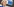 EU-Kommissionspräsidentin von der Leyen, im Hintergrund das Logo des EU-Parlaments