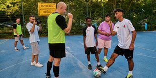 Das Bild zeigt Jugendliche auf einem Fußballplatz.