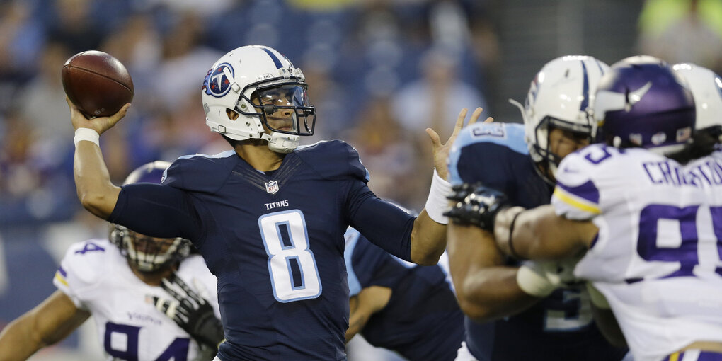 Quarterback Marcus Mariota beim Wurf.