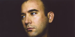 Schaut skeptisch zur Seite: Sufjan Stevens