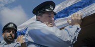 Polizisten tragen einen Sarg mit Israel-Flagge.