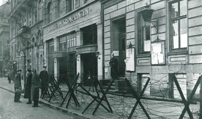 Barrikaden vor einer Polizeiwache