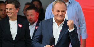 Donald Tusk freut sich bei einer Veranstaltung.