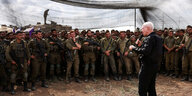 Yoaw Gallant spricht mit Mikrofon zu einer Gruppe Soldaten