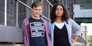 Timon Dzienus mit T-Shirt mit der Aufschrift "Kein Mensch ist illegal" Sarah-Lee Heinrich