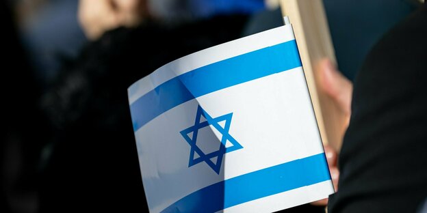 Israel-Fahne bei einer Solidaritätsdemonstartion