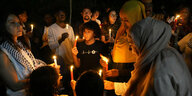 Menschen in Nairobi halten Kerzen, während sie an einer pro-palästinensischen Demonstration teilnehmen