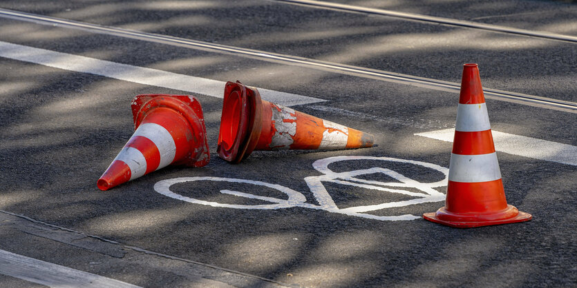 Warnkegel liegen auf einem Radweg