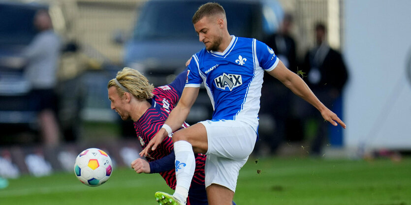 Ein Darmstädter und ein Leipziger Spieler im Duell