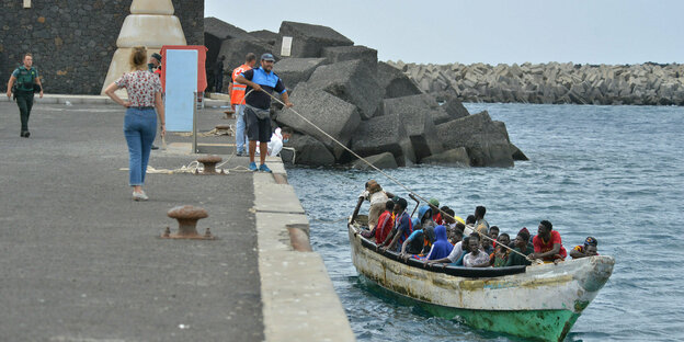 Migranten kommen in einem Boot im Hafen von La Restinga auf der Insel El Hierro an