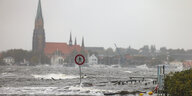Überschwemmter Bootshafen, im Hintergrund eine Kirche
